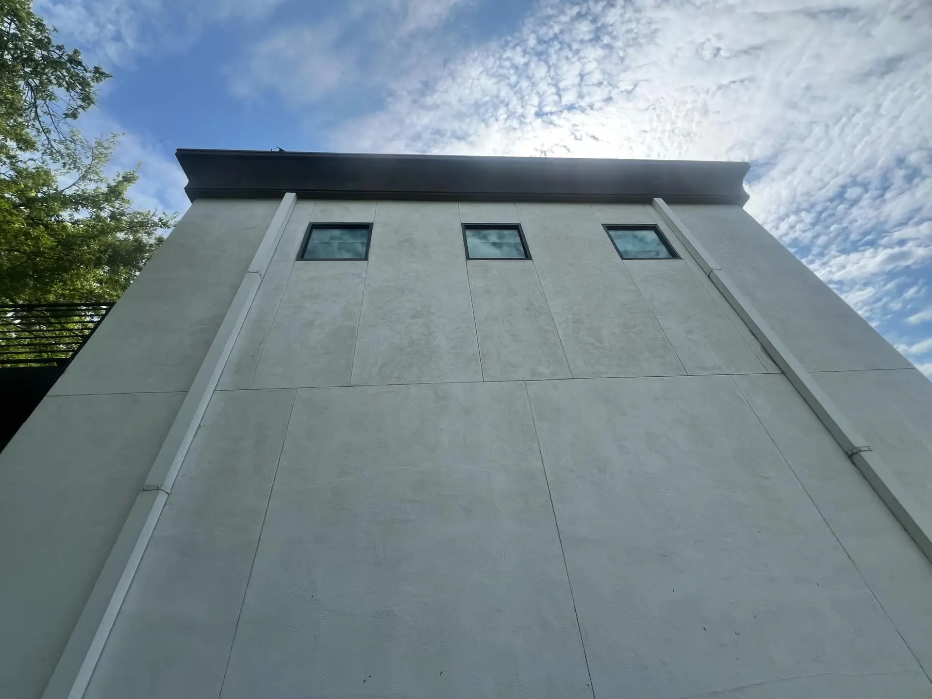 Tulsa_Stucco_ 7 | Tulsa Stucco Pros | Tulsa Stucco Pros The front of a tulsa building with freshly done stucco