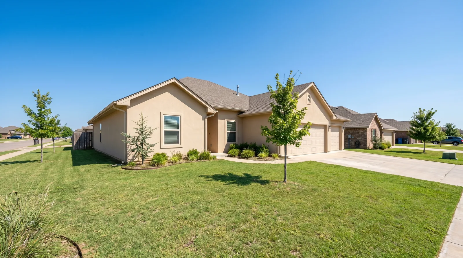 Freshly soft-washed clean stucco home exterior in Tulsa, Oklahoma
